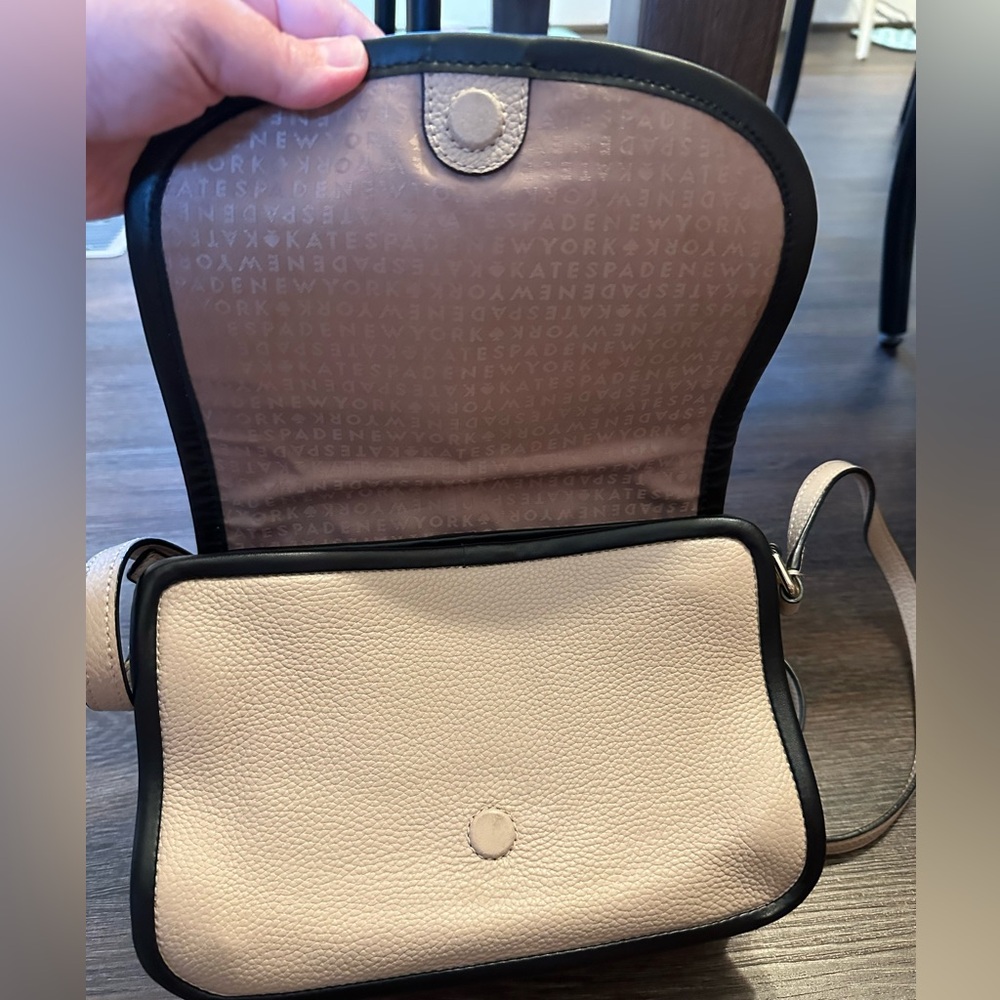 Kate Spade ♠️ cross body bag with storybook lining - Picture 5 of 9